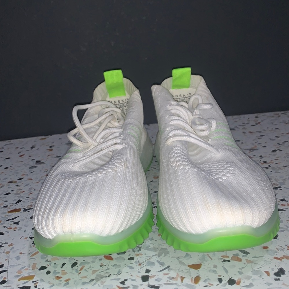 DanSkin Women’s sneakers Size 8.5
